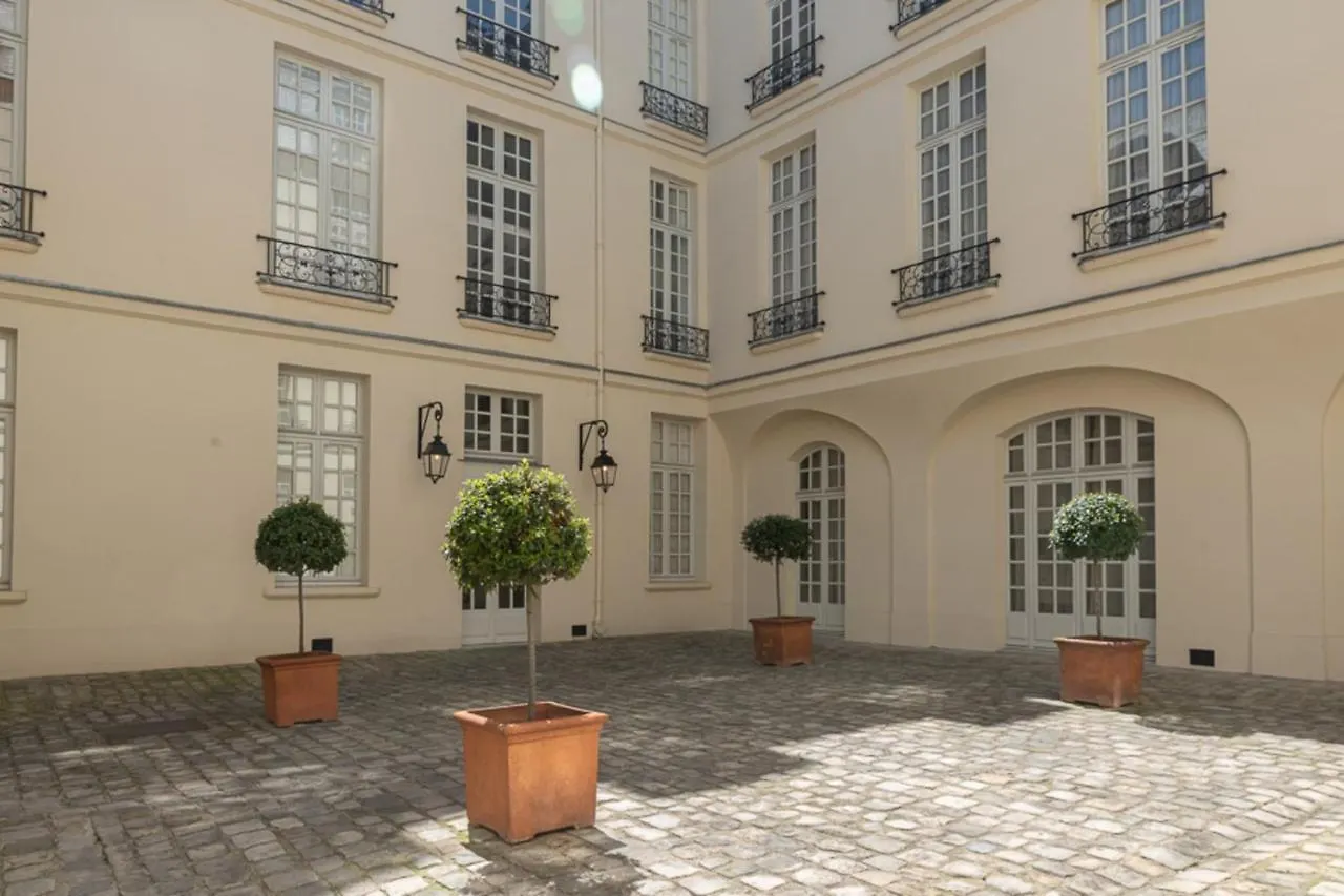 Spacious Cocoon In The Marais Paris